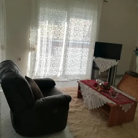 דירה 2nd Floor In