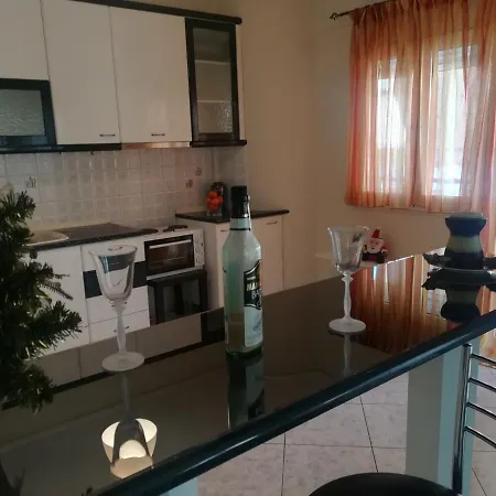 דירה 2nd Floor In