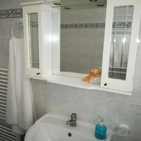 2nd Floor In Apartment *